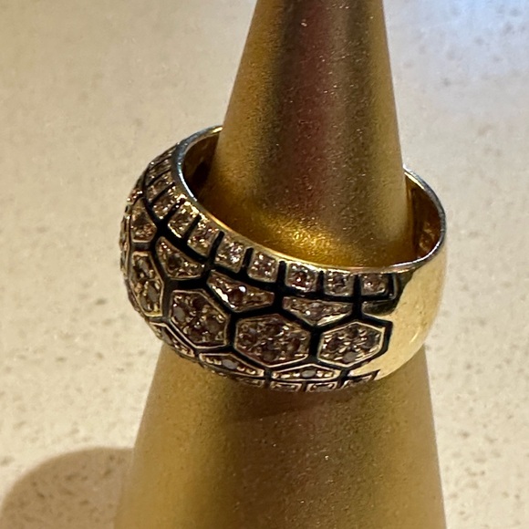 Roberto Coin 1.05 Carat Champagne
Diamonds black Enamel yellow gold band ring. - Picture 5 of 10